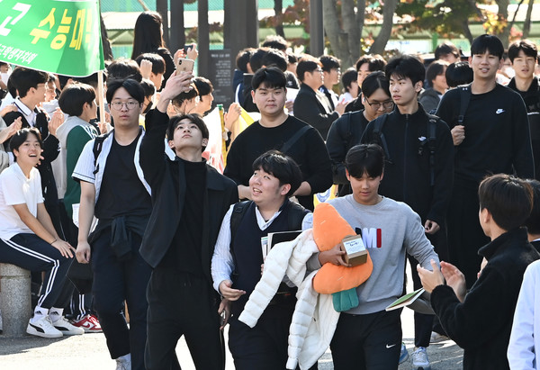 ▲ 2025학년도 대학수학능력시험을 이틀 앞둔 12일 경기도 수원시 팔달구 수원고등학교에서 고3 수험생들이 후배들의 응원을 받으며 학교를 나서고 하고 있다. 사진=뉴시스