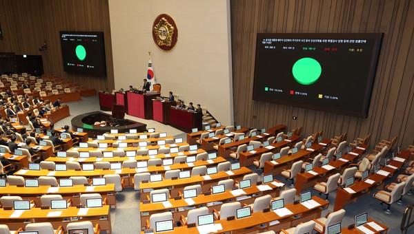 ▲ 14일 서울 여의도 국회에서 열린 제418회 국회(정기회) 제12차 본회의에서 윤석열 대통령 배우자 김건희의 주가조작 사건 등의 진상규명을 위한 특별검사 임명 등에 관한 법률안(김건희 특검법)이 국민의힘 의원 단체퇴장 속 가결되고 있다. 사진=뉴시스