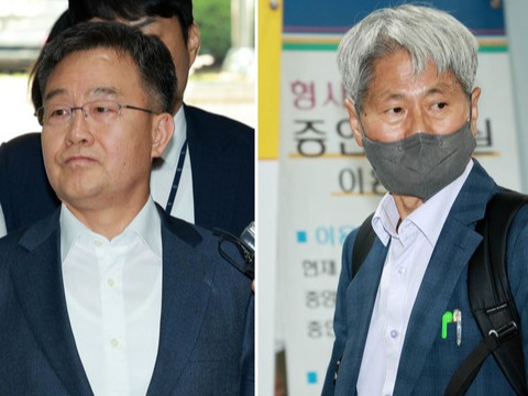 ▲ 대장동 사건과 관련해 '허위 인터뷰 의혹'을 받는 화천대유자산관리 대주주 김만배(왼쪽) 씨와 전 언론노조위원장 신학림 씨가 20일 오전 서울 서초구 서울중앙지법에서 열린 구속전 피의자 심문(영장실질심사)을 받기 위해 법정으로 들어가고 있다. 사진=뉴시스