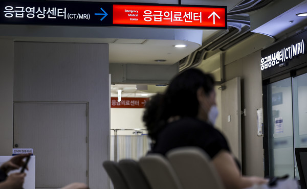 ▲ 서울의 대학병원 응급의료센터 앞에서 보호자들이 대기하고 있다. 사진=뉴시스