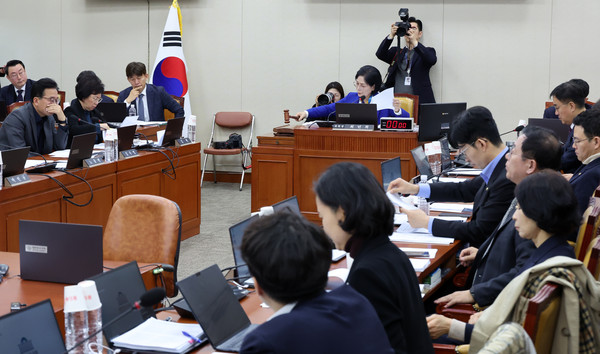 ▲ 26일 서울 여의도 국회에서 열린 과학기술정보방송통신위원회 전체회의에서 최민희 위원장이 인공지능(AI) 기본법 제정안과 이동통신단말장치 유통구조 개선에 관한 법률(단통법) 폐지안 등을 의결하며 의사봉을 두드리고 있다. 사진=뉴시스