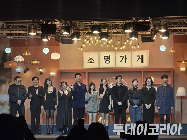 ▲ (왼쪽부터)강풀작가, 김희원 감독을 비롯한 드라마 ‘조명가게’의 출연 배우들. 사진=김준혁 기자