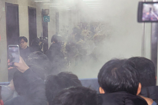 ▲ 윤석열 대통령이 긴급 대국민 담화를 통해 비상계엄령을 발표한 가운데 4일 서울 여의도 국회 내부로 계엄군이 진입하자 보좌진이 소화기를 뿌리고 있다. 사진=뉴시스