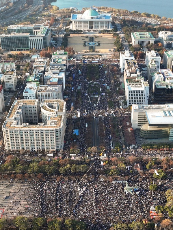 ▲ 윤석열 대통령 탄핵소추안 국회 재표결이 진행되고 있는 지난 14일 서울 여의도 국회의사당 앞에서 열린 촛불집회에서 시민들이 탄핵소추안 가결을 촉구하고 있다. 사진=뉴시스
