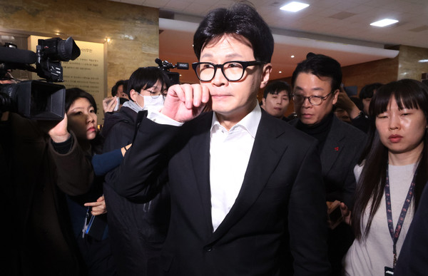 ▲ 한동훈 국민의힘 대표가 지난 14일 서울 여의도 국회 당 대표실에서 나와 의원총회장으로 이동하고 있다. 사진=뉴시스