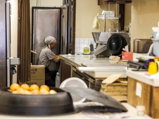 ▲ 서울시내 음식점에서 직원들이 영업 준비를 하고 있다. 사진=뉴시스