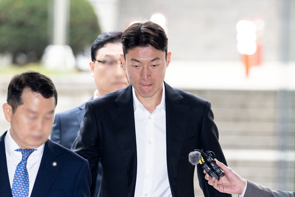 ▲ 축구선수 황의조가 16일 서울 서초구 서울중앙지법에서 열린 불법촬영 등 혐의 1심 1차공판에 출석하고 있다. (공동취재) 2024.10.16. 사진=뉴시스