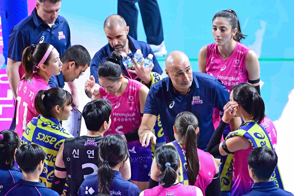 ▲ 아본단자 흥국생명 감독과 선수단. 사진=KOVO