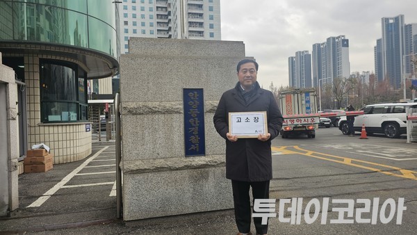 ▲ 20일 오전 11시 안양 동안경찰서 정문에서 피해자의 법률 대리를 맡은 김상수 법무법인 선린 변호사가 발언하고 있다. 사진=투데이코리아