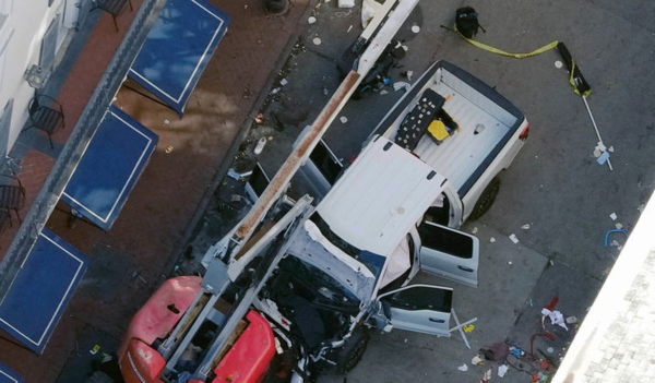 ▲ 새해 첫날인 1일(현지시각) 미 루이지애나주 뉴올리언스의 버번 스트리트에서 한 차량이 새해맞이 인파 속으로 돌진해 파손돼 있다. 현지 경찰은 이 사고로 최소 10명이 숨지고 35명이 다쳤으며 범인은 총격전 끝에 사망했다고 밝혔으며 미연방수사국(FBI)은 해당 차량에서 이슬람국가(IS) 깃발을 발견했다고 전했다. 사진=뉴시스