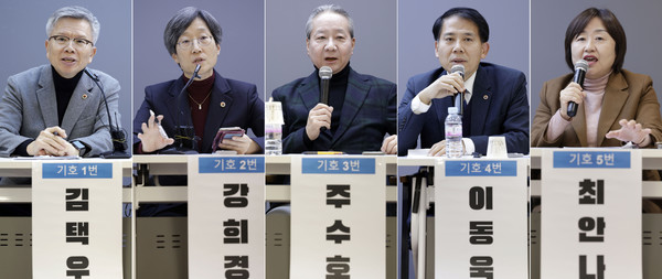 ▲ 지난해 12월 서울 마포구 공유스페이스 포엘 컨퍼런스홀에서 한국여자의사회 주관으로 열린 제43대 대한의사협회 회장 선거 후보자 합동토론회에서 김택우(왼쪽부터), 강희경, 주수호, 이동욱, 최안나 후보가 발언하고 있다. 사진=뉴시스