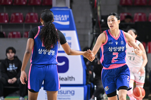 ▲ 삼성생명의 (왼쪽부터)키아나 스미스와 이해란. 사진=WKBL