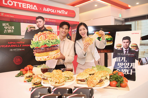 ▲ 롯데리아 프리미엄 레스토랑에서 요리사인 ‘나폴리맛피아’ 권성준 셰프가 손님으로 분한 두명의 모델에게 ‘토마토 바질’ 모짜렐라 버거와 ‘발사믹 바질’ 모짜렐라 버거를 제공하고 있다. 사진=롯데GRS