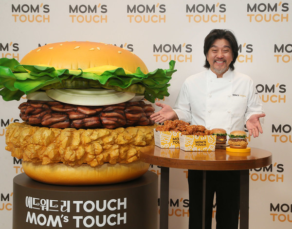 ▲ 맘스터치 협업 메뉴 ‘에드워드 리 컬렉션 3종’을 소개하고 있는 에드워드 리 셰프. 사진=맘스터치