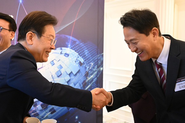 ▲ 지난해 10월 17일 서울 여의도 국민일보 컨벤션홀에서 ’글로벌 경제안보 전쟁-한국의 생존전략’ 주제로 열린 2024 국민미래포럼에서 이재명 더불어민주당 대표와 오세훈 서울시장이 인사하고 있다. 사진=뉴시스