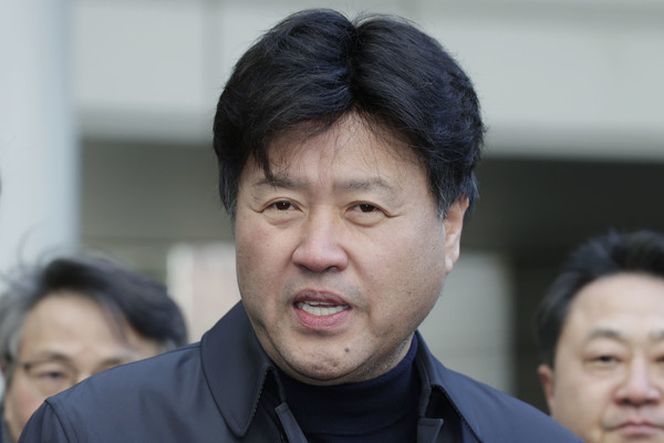 ▲ 김용 전 민주연구원 부원장이 6일 서울 서초구 서울고등법원에서 열린 정치자금법 위반·뇌물 혐의 항소심 선고 공판에 출석하며 취재진 질문에 답변하고 있다. 사진=뉴시스