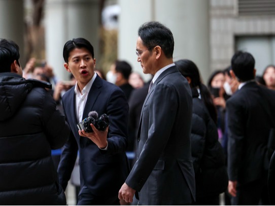 ▲ 제일모직과 삼성물산의 '부당합병' 의혹으로 기소된 이재용 삼성전자 회장이 5일 서울 서초구 서울중앙지법에서 열린 자본시장과 금융투자업에 관한 법률 위반 등 혐의 관련 1심 선고공판을 마친 뒤 법원을 나서고 있다 2024.02.05. 사진=뉴시스