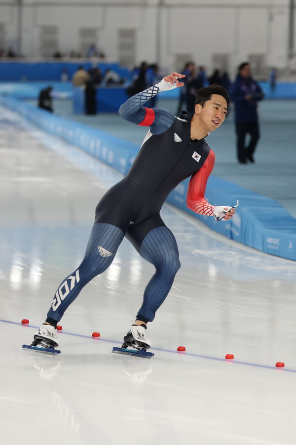 ▲ 10일(현지 시간) 중국 하얼빈 헤이룽장 스피드스케이팅 오벌에서 열린 2025 하얼빈 동계아시안게임 스피드스케이팅 남자 500m 경기에서 김준호가 질주를 마치며 숨을 고르고 있다. 김준호는 3위로 동메달 획득에 성공했다. 사진=뉴시스