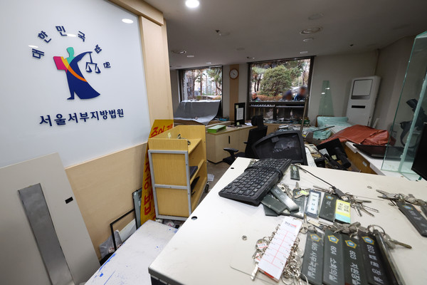 ▲ 19일 오후 서울 마포구 서울서부지방법원의 시설들이 윤석열 대통령 지지자들의 난입으로 파손돼 있다. 사진=뉴시스