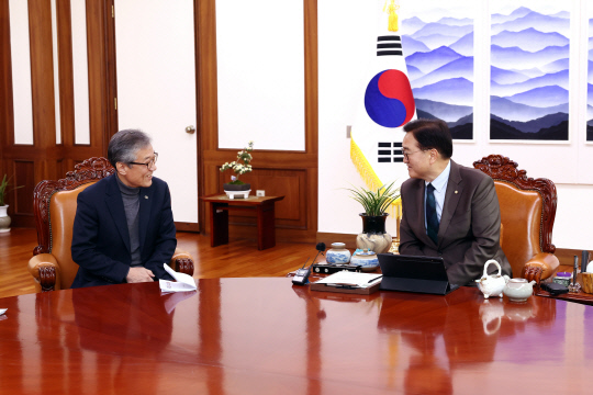 ▲ 원순석 5·18기념재단 이사장과 우원식 국회의장이 19일 면담을 갖고 있다. 사진=5·18기념재단