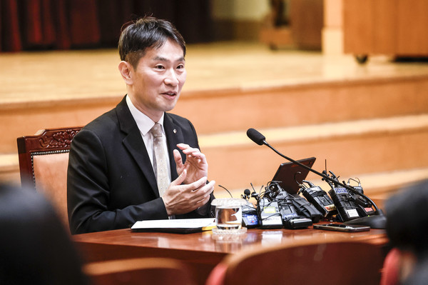 ▲ 이복현 금융감독원장이 10일 서울 영등포구 금융감독원에서 열린 2025년 업무계획 기자간담회에서 발표를 하고 있다. 사진=뉴시스