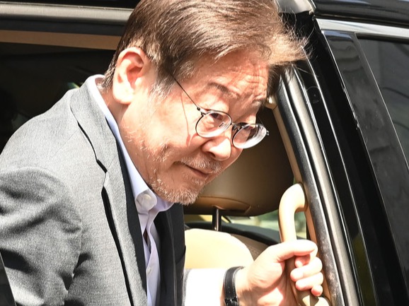 ▲ 이재명 더불어민주당 대표가 '쌍방울 그룹 대북 송금' 의혹 관련 피의자 신분으로 조사를 받기 위해 12일 경기도 수원시 영통구 수원지방검찰청으로 재출석하고 있다. 사진=뉴시스