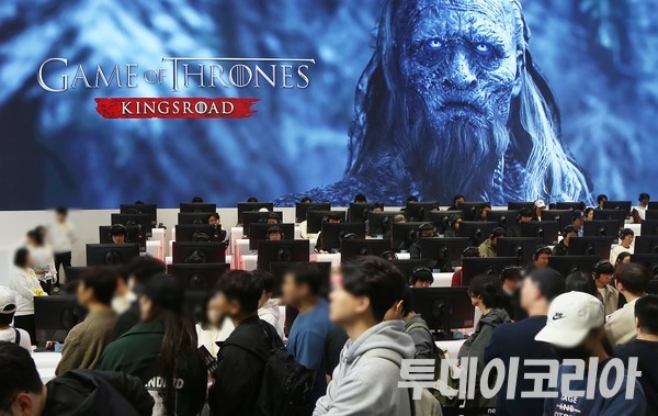 ▲ 15일 부산 해운대구 벡스코에서 열린 국제게임전시회 ‘지스타2024’에서 관람객들이 넷마블 부스에서 ‘왕좌의 게임: 킹스로드’ 게임을 시연하고 있다. 사진=투데이코리아