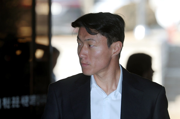 ▲ 축구선수 황의조가 14일 오후 서울 서초구 서울중앙지방법원에서 열린 불법촬영 등 혐의 선고기일 공판에 출석하고 있다. 사진=뉴시스