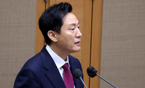 ▲ 오세훈 서울시장이 20일 오전 서울 종로구 서울시의회에서 열린 '제328회 임시회 제3차 본회의' 서울시정 및 교육행정에 관한 질문에서 이소라 더불어민주당 시의원의 질의에 답변하고 있다. 2025.02.20. 사진=뉴시스