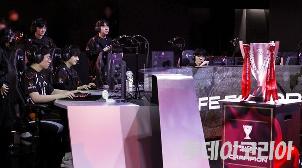 ▲ 한화생명e스포츠 선수들이 23일 서울 서울 종로구 롤파크에서 열린 2025 LCK컵 결승전에서 경기 시작 전에 장비를 점검하고 있다. 사진=투데이코리아