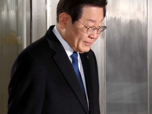 ▲ 위증교사 혐의 재판 1심 선고에서 무죄 판결을 받은 이재명 더불어민주당 대표가 지난해 11월 25일 오후 서울 여의도 국회로 복귀하며 취재진에게 인사를 하고 있다. 사진=뉴시스