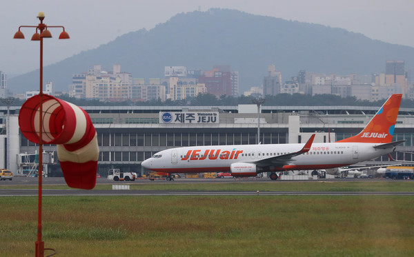 ▲ 16일 오전 10시18분께 제주항공 7C107편이 제주국제공항에 착륙한 뒤 고속탈출유도로로 이동하던 중 타이어에 펑크가 났다. 항공기를 견인하는 토잉카가 정비를 위해 해당 항공기를 이동시키고 있다. 2018.10.16. 사진=뉴시스