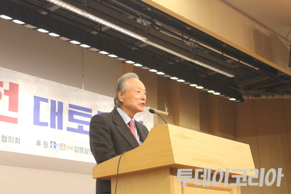 ▲ 권노갑 민주화추진협의회 이사장이 6일 국회도서관에서 열린 ‘분권형 권력구조 개헌 대토론회’에서 발언하고 있다. 사진=이기봉 기자