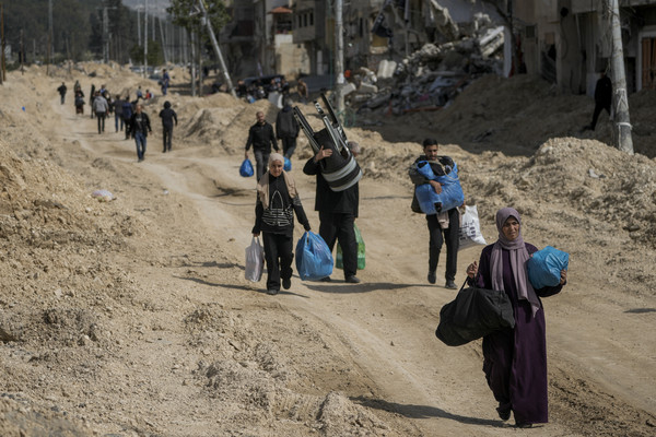 ▲ 5일(현지 시간) 요르단강 서안지구에서 이스라엘군의 작전이 계속되는 가운데 누르샴스 난민촌 팔레스타인 주민들이 짐을 챙겨 집을 떠나 대피하고 있다. 사진=뉴시스