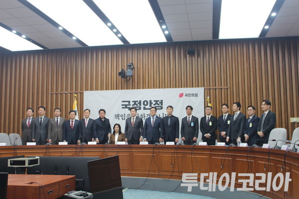 ▲ 7일 국회에서 열린 ‘가상자산시장의 건전한 발전을 위한 정책 과제’ 민당정 간담회 관계자들이 기념촬영을 하고 있다. 사진=이기봉 기자