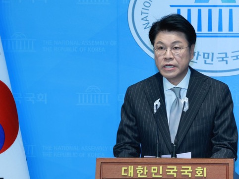 ▲ 장제원 국민의힘 의원이 12일 오전 서울 여의도 국회 소통관에서 총선 불출마 관련 기자회견을 하고 있다. 사진=뉴시스