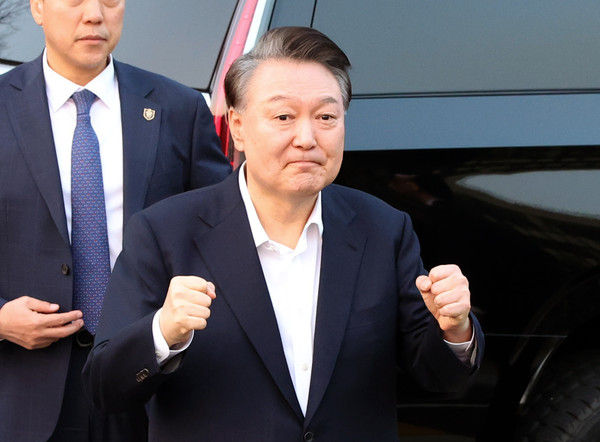 ▲ 석방된 윤석열 대통령이 8일 오후 서울 용산구 한남동 관저 입구에서 지지자들에게 인사하고 있다. 사진=뉴시스