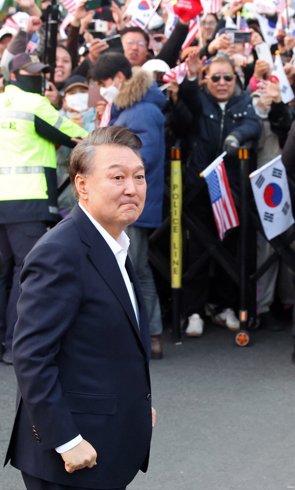 ▲ 석방된 윤석열 대통령이 8일 오후 서울 용산구 한남동 관저 입구에서 지지자들에게 인사하고 있다