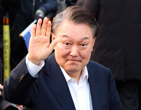 ▲ 석방된 윤석열 대통령이 8일 오후 서울 용산구 한남동 관저 입구에서 지지자들에게 인사하고 있다. 사진=뉴시스