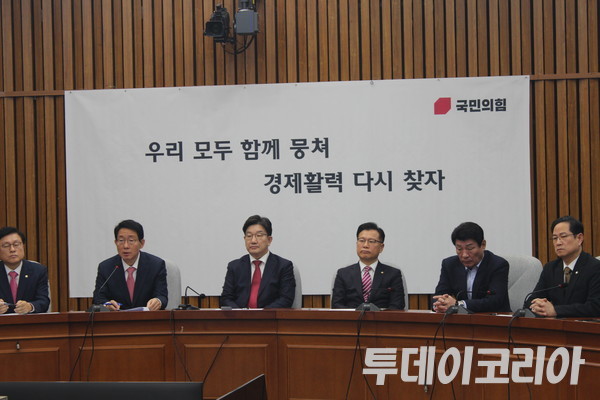 ▲ 국민의힘이 11일 국회에서 원내대책회의를 진행하고 있다. 사진=이기봉 기자