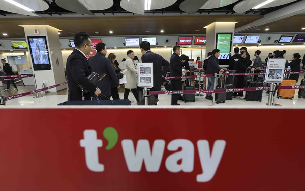▲ 서울 강서구 김포국제공항 국내선청사에서 여행객들이 티웨이 항공 창구에서 탑승수속을 하고 있다. 사진=뉴시스