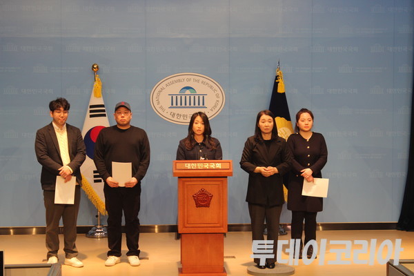 ▲ 청년연대 ‘미래생각’이 18일 국회 소통관에서 ‘폭탄돌리기식 국민연금 모수개혁안 강력규탄’ 공식 성명을 발표하고 있다. 사진=이기봉 기자