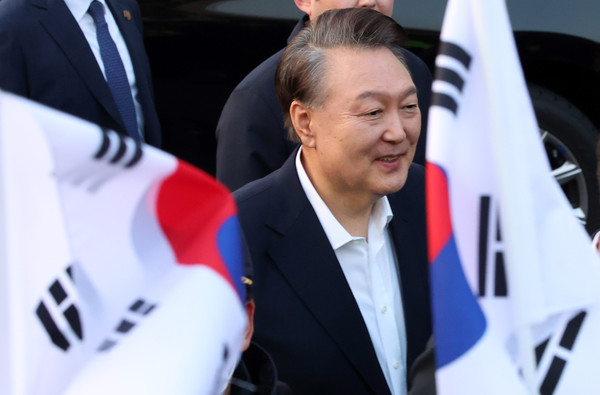 ▲ 석방된 윤석열 대통령이 8일 오후 서울 용산구 한남동 관저 입구에서 지지자들에게 인사하고 있다. 사진=뉴시스