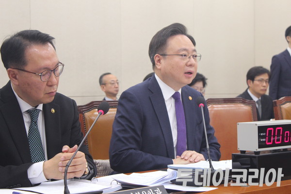 ▲ 조규홍 보건복지부 장관(오른쪽)이 18일 국회 보건복지위원회 전체회의에 출석해 발언하고 있다. 사진=이기봉 기자