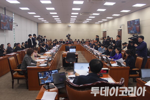 ▲ 18일 국회에서 보건복지위원회 전체회의가 열리고 있다. 사진=이기봉 기자