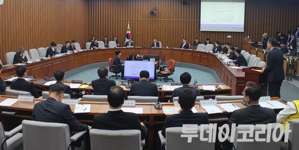 ▲ 18일 국회 정무위원회에서 열린 홈플러스 관련 현안 질의가 이뤄지고 있다. 사진=이기봉 기자