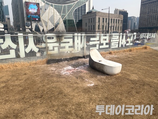 ▲ 지난 7일 서울 중구에 위치한 서울도시건축전시관 옥상에서 분신한 남성의 흔적이 남아있다. 사진=뉴시스