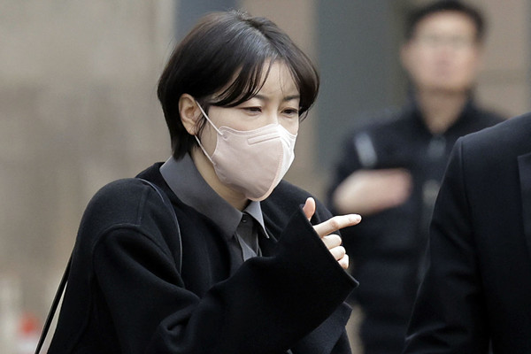 ▲ 문재인 전 대통령의 딸 문다혜 씨가 20일 서울 마포구 서울서부지방법원에서 열린 음주 운전·불법 숙박업 혐의 공판을 마친 뒤 법원을 나서고 있다. 사진=뉴시스