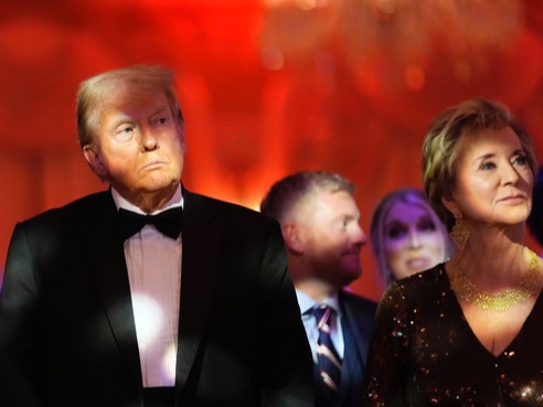 ▲ 도널드 트럼프 미국 대통령 당선인이 지난해 11월 19일(현지시각) 린다 맥맨 정권 인수팀 공동 위원장(76)을 2기 행정부 교육부 장관으로 지명했다. 사진은 맥맨(오른쪽)이 지난 14일 플로리다 팜비치 마러라고 리조트에서 열린 미국 우선 정책 연구소 행사에서 트럼프 당선인과 함께 앉아 있는 모습. 사진=뉴시스