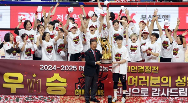 ▲ ‘하나은행 2024-2025 여자프로농구’ 챔피언결정전 3차전이 열린 지난 20일 부산 동래구 사직체육관에서 BNK썸 선수단이 우승컵을 받고 있다. 사진=뉴시스